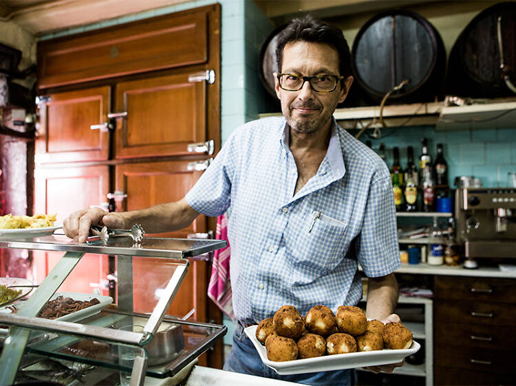 Order a ‘bomba’ at La Cova Fumada