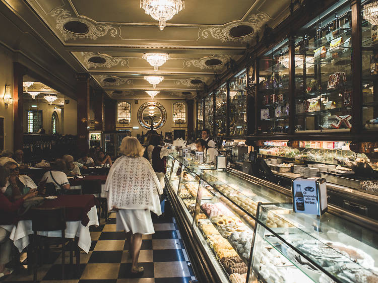 Eat a croquette with knife and fork at Versailles