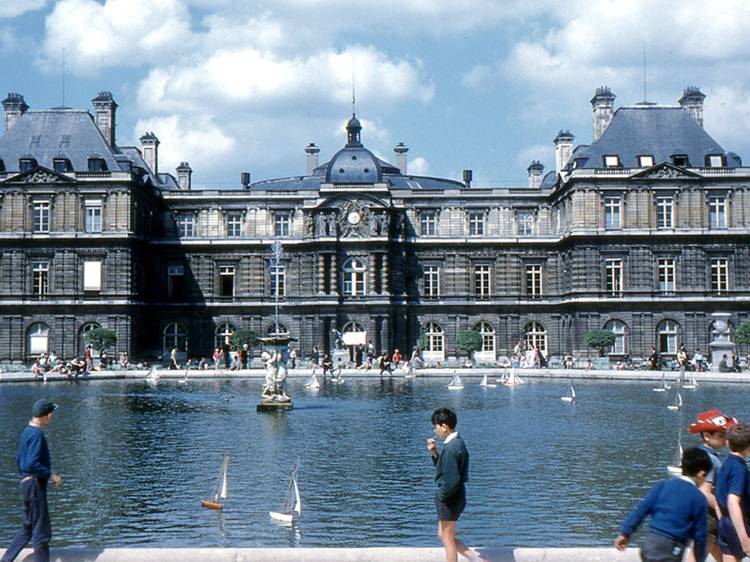 These amazing colour photos show Paris in the 1960s